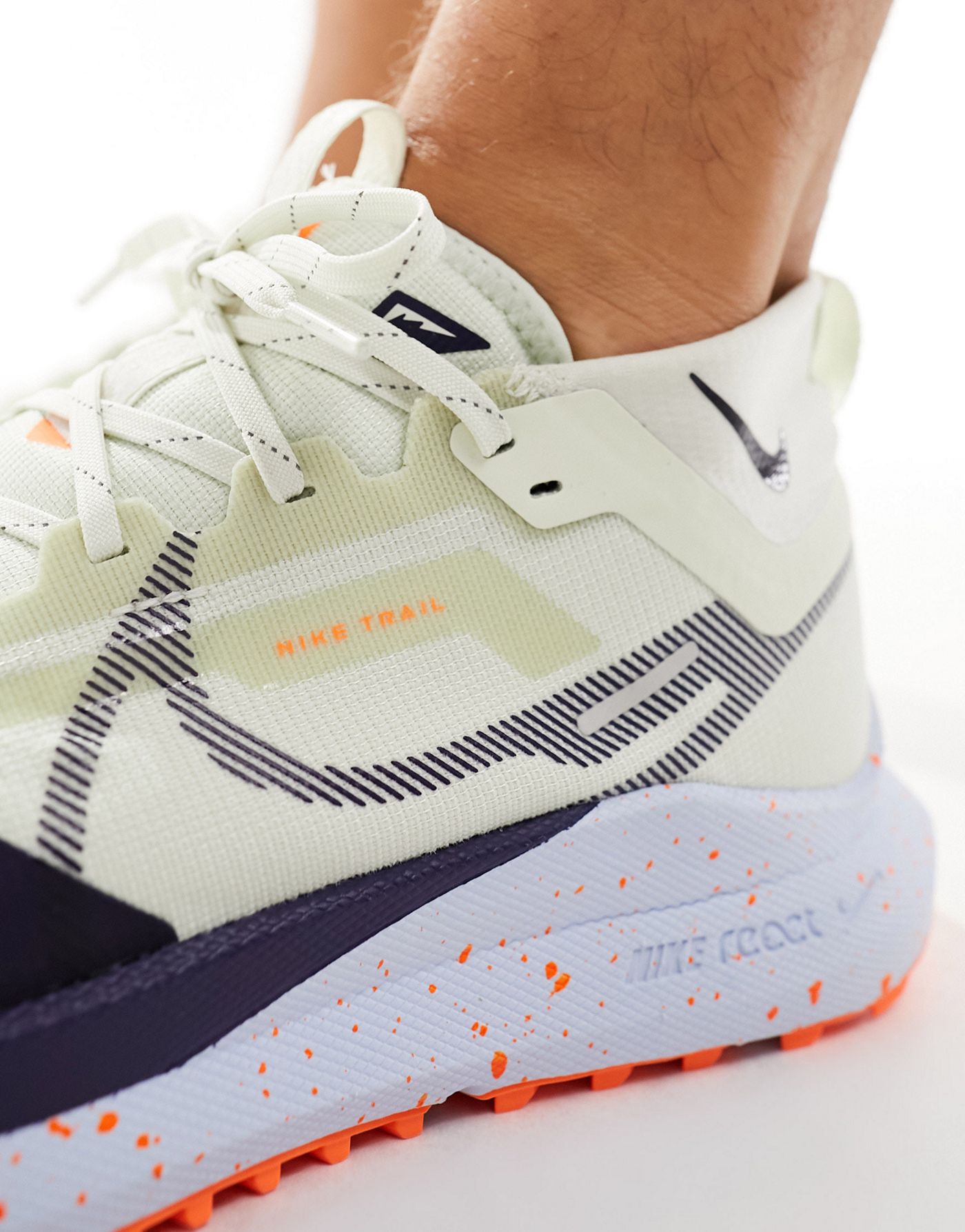  Nike React Pegasus Trail 4 GTX in beige and orange
