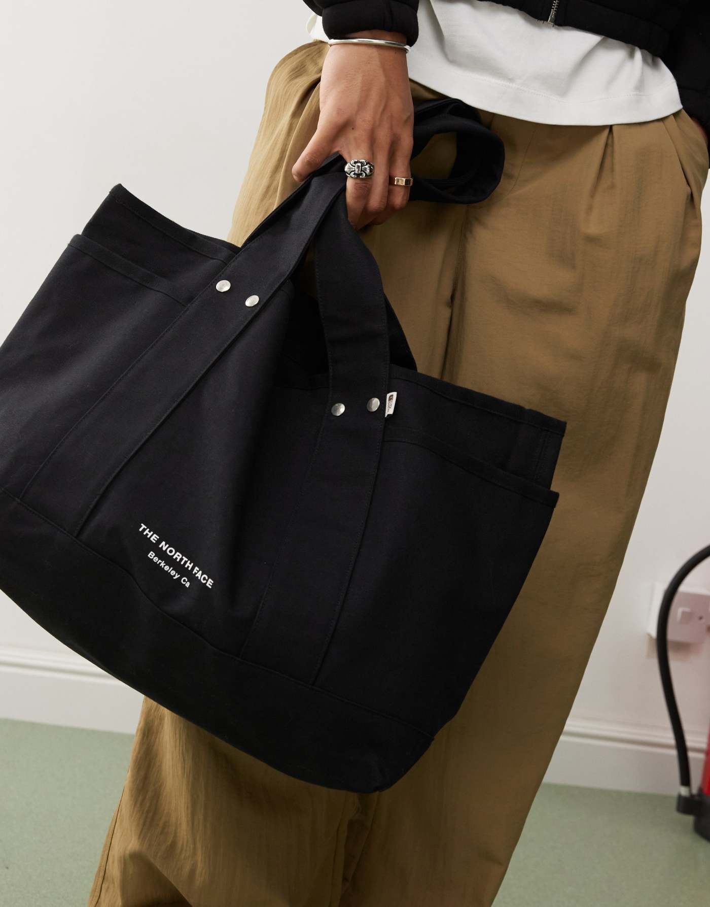 The North Face circle logo tote bag in black