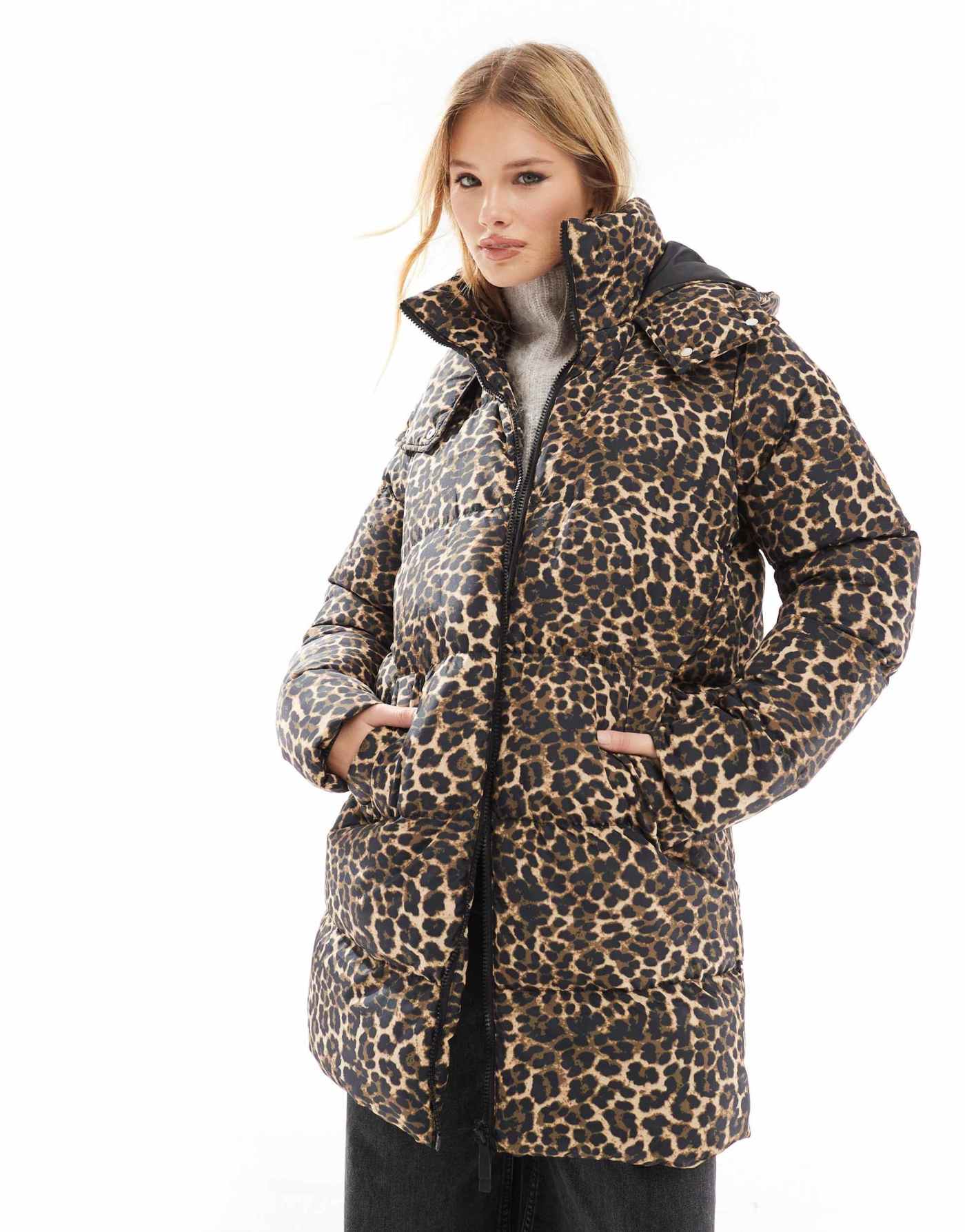 Threaded puffer coat with detachable hood in leopard print