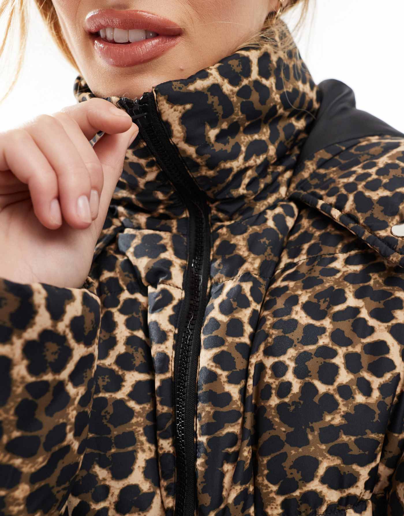 Threaded puffer coat with detachable hood in leopard print