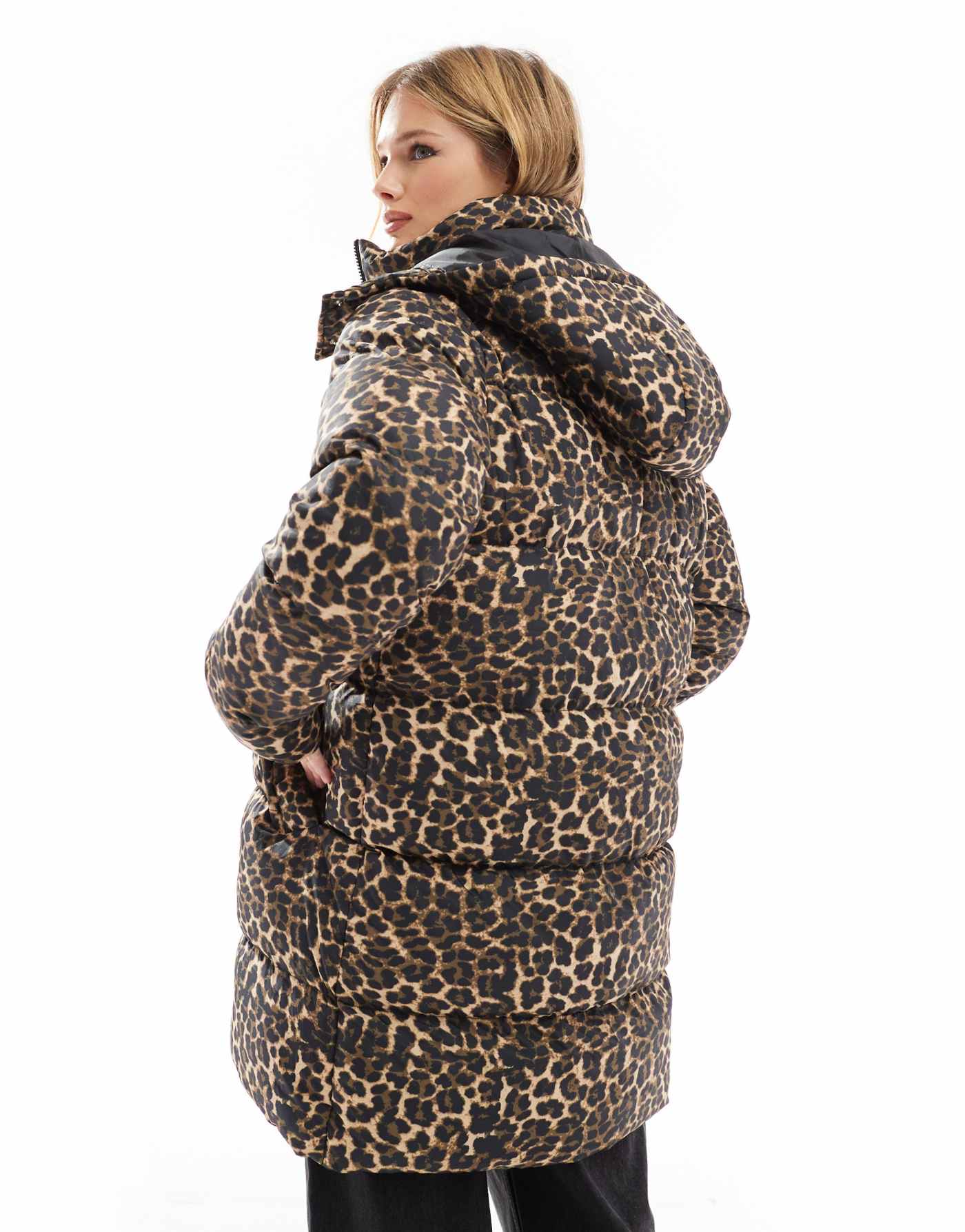 Threaded puffer coat with detachable hood in leopard print