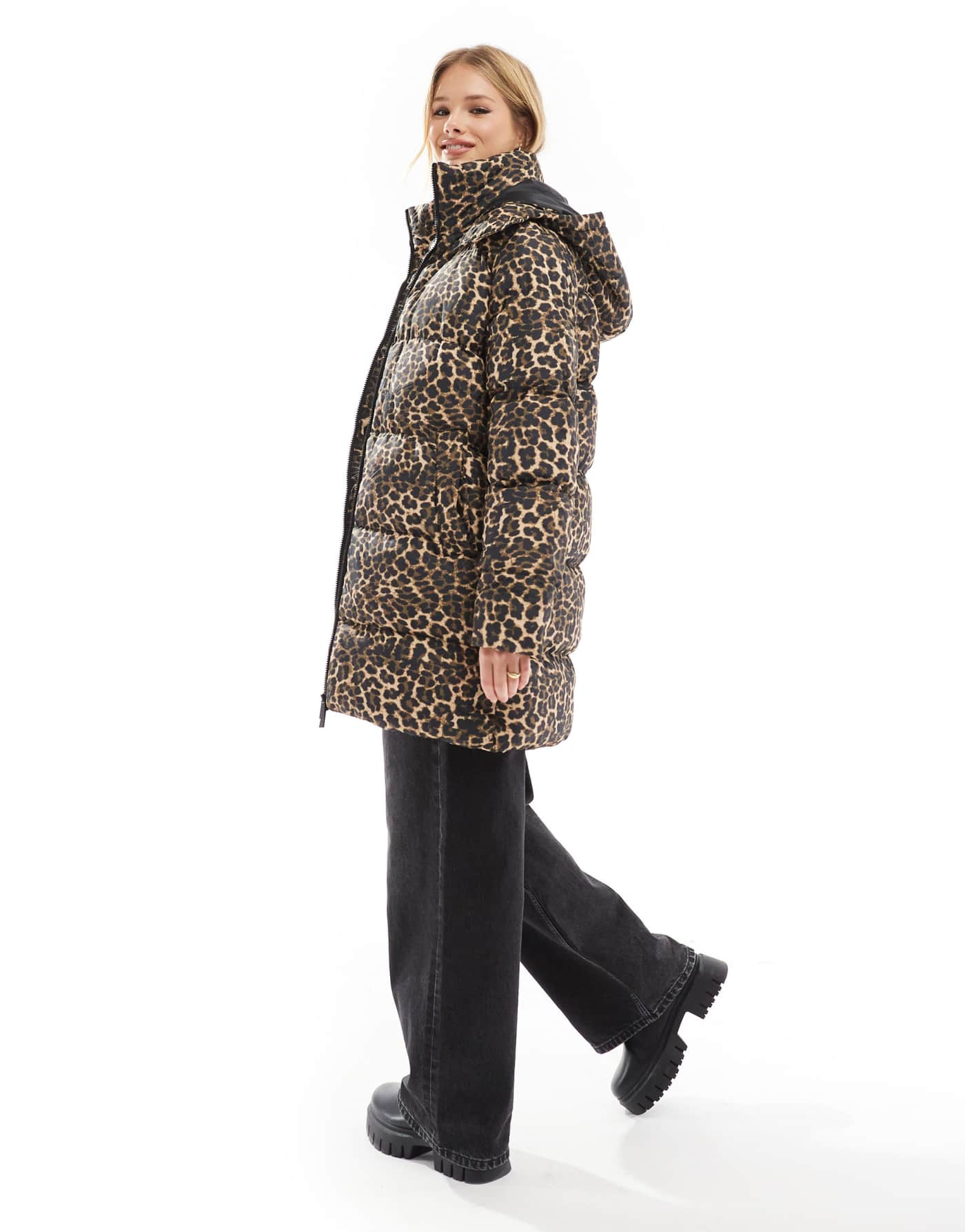 Threaded puffer coat with detachable hood in leopard print