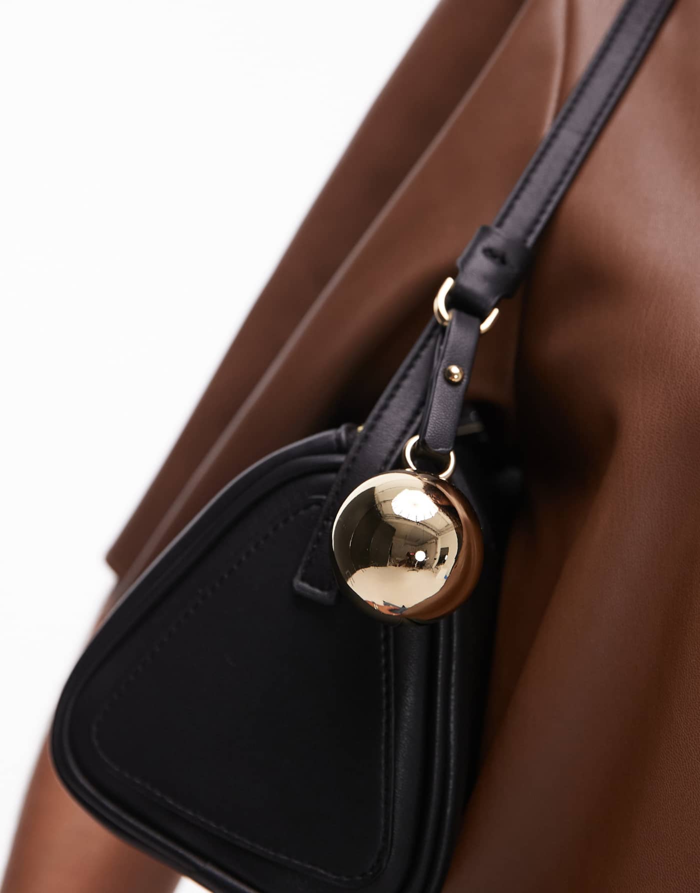 Mango barrel bag charm bag in black