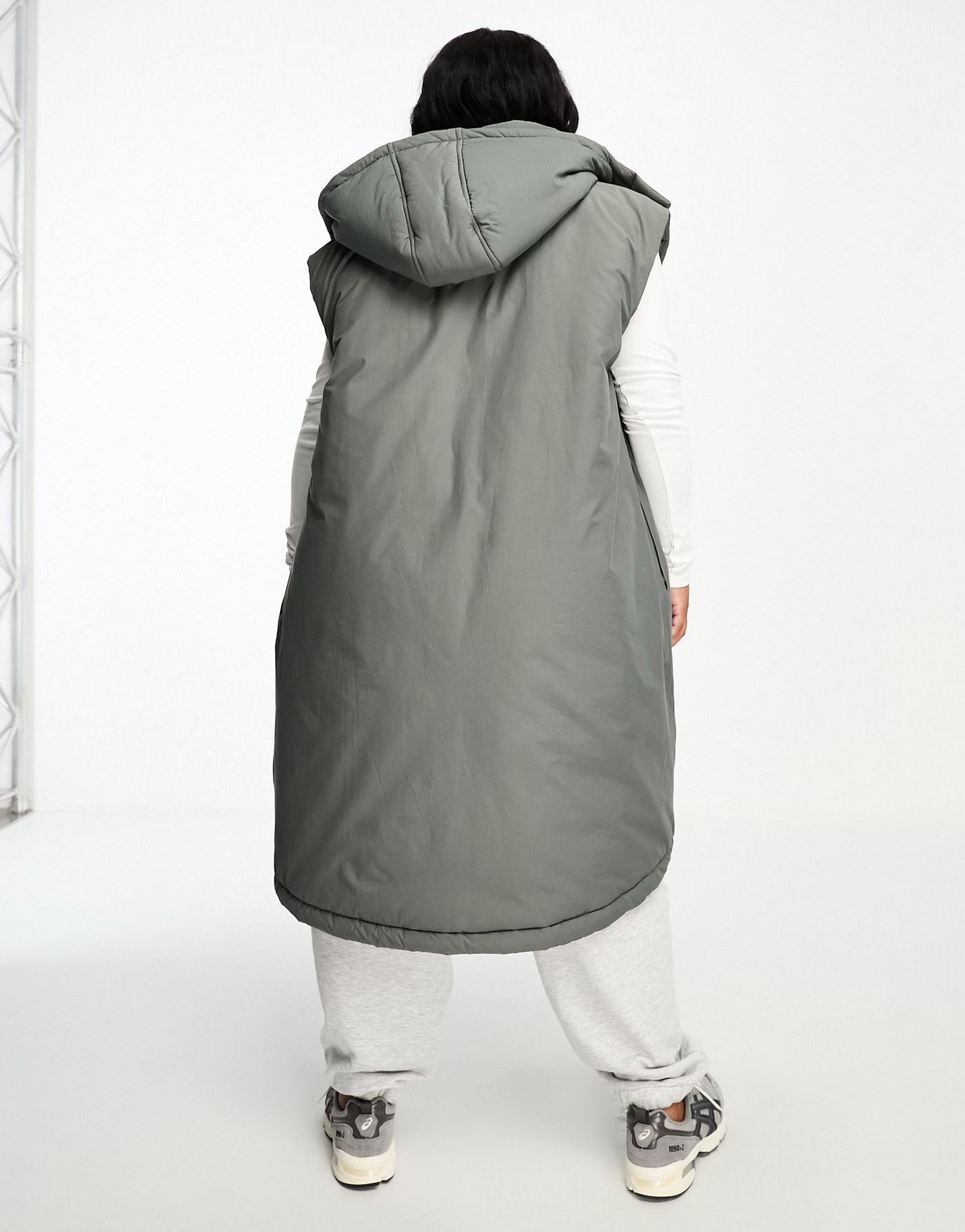 ASOS DESIGN Curve longline paper touch gilet with hood in charcoal