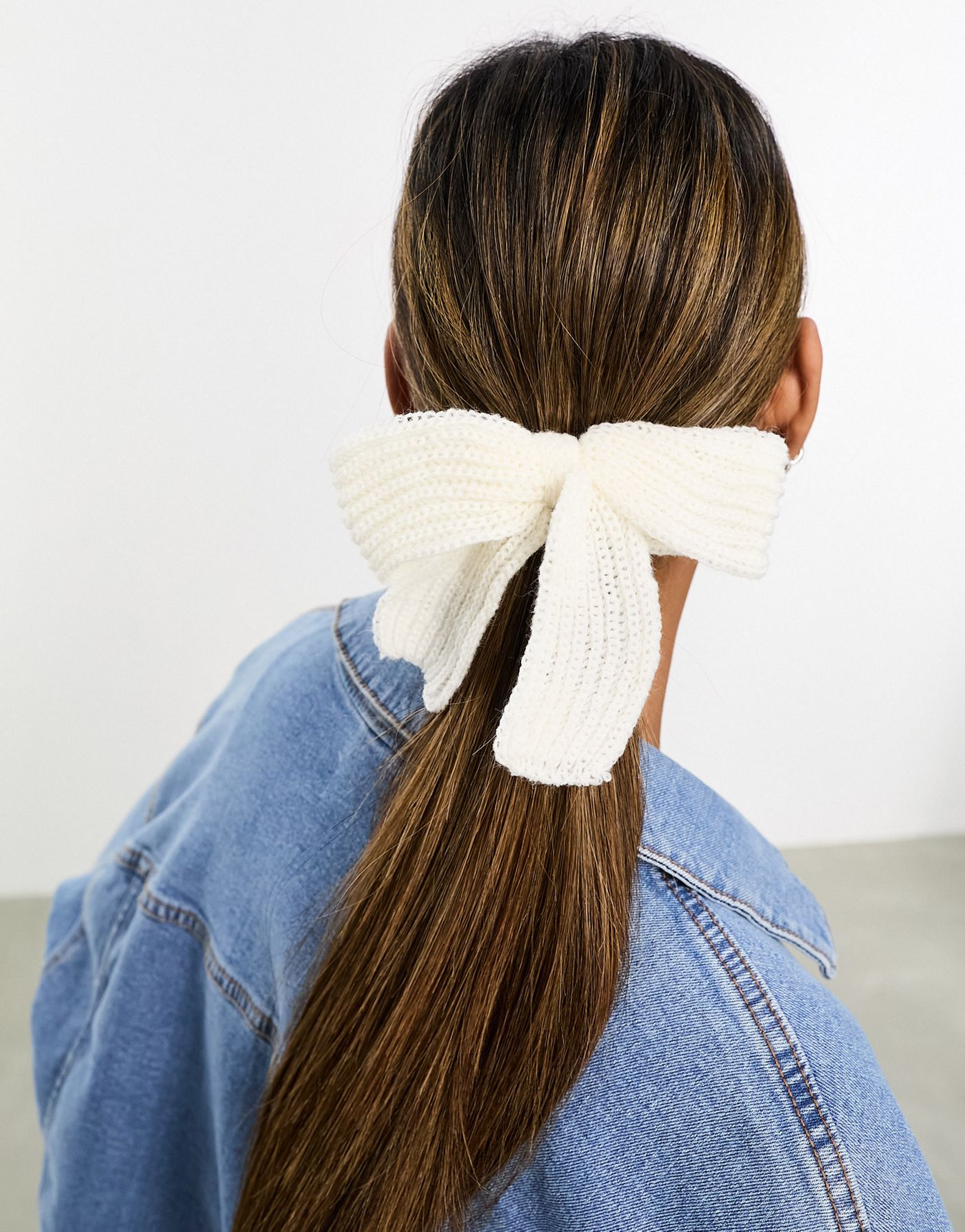 DesignB London knitted bow hair tie in white 