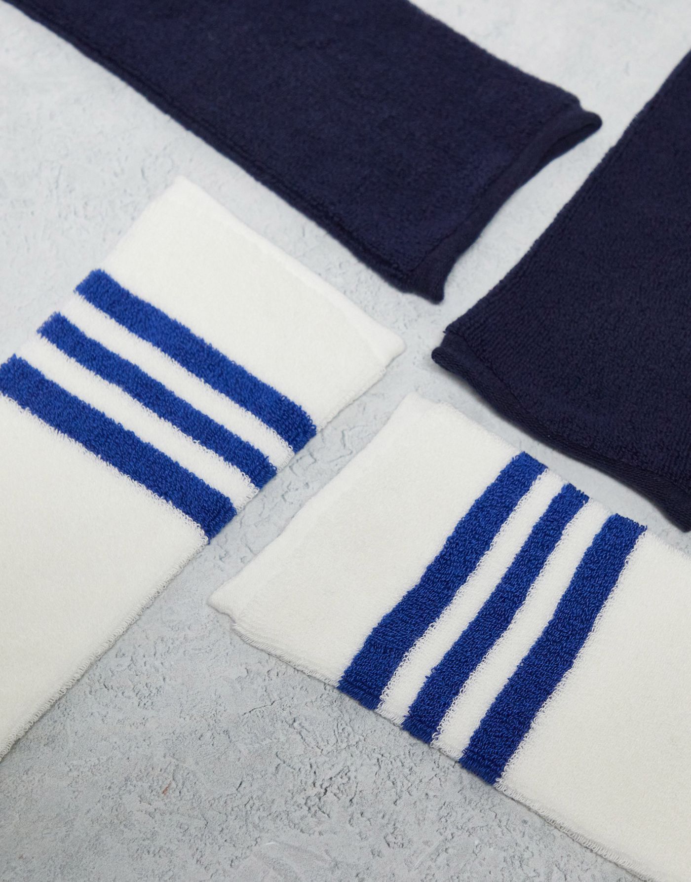 ASOS DESIGN 2 pack sock in towelling with navy stripe