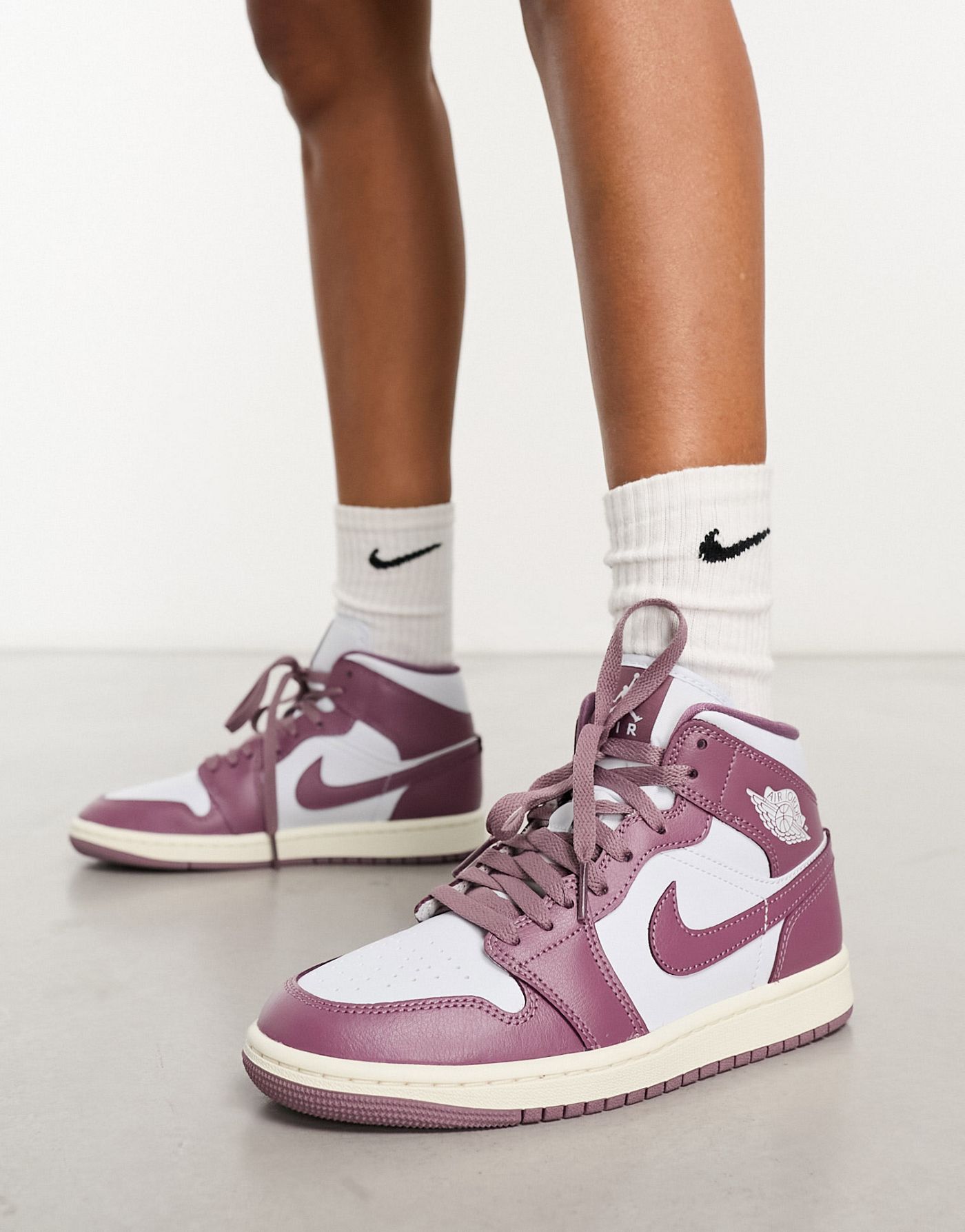 Air Jordan 1 Mid trainers in mauve and off white