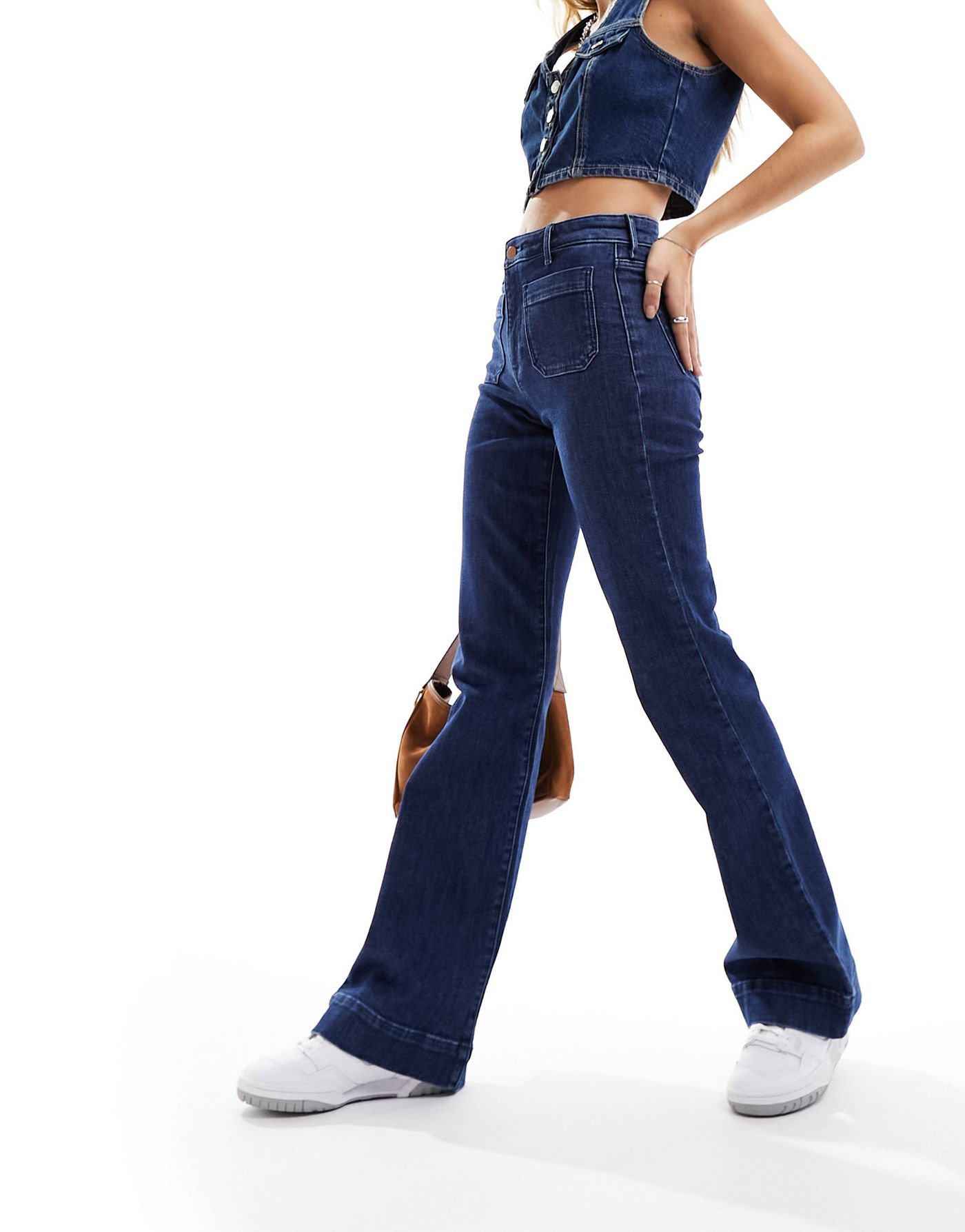 Wrangler flared jean in dark blue with front pockets 